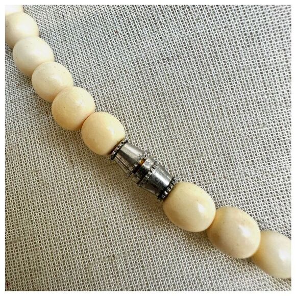 Mother of pearl bone beaded necklace - Picture 4 of 8
